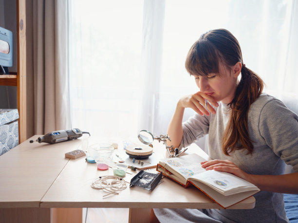 珠宝设计师的工作场所在家里。图片下载