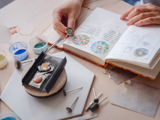 珠宝设计师的工作场所在家里。图片下载