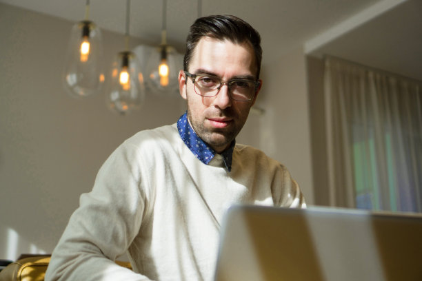 年轻人在家工作图片下载