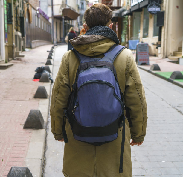 年轻男性背包客的探索图片下载