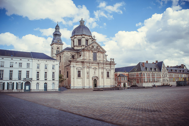 比利时根特市一些街道的照片。在照片中，你可以看到街道、人行道、老住宅区、砖块、天空、窗户、运河、桥梁、河流、自行车、中世纪、花卉、现代建筑、几何图形图片下载