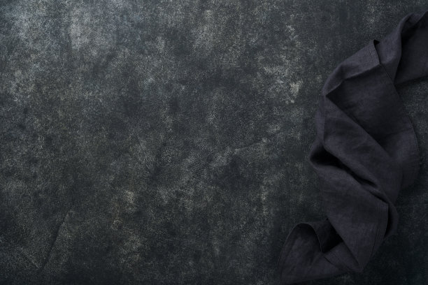 亚麻厨房肌肉毛巾餐巾旧黑色陶瓷水泥混凝土桌子背景。烹饪石头背景。顶部视图与复制空间。平躺图片下载