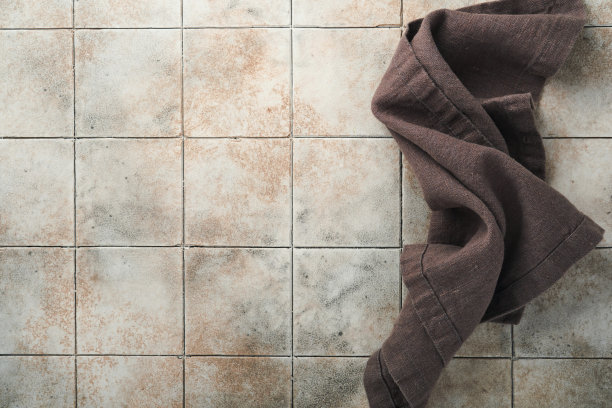 亚麻厨房肌肉毛巾餐巾在旧瓷砖桌子背景。烹饪石头背景。顶部视图与复制空间。平躺图片下载