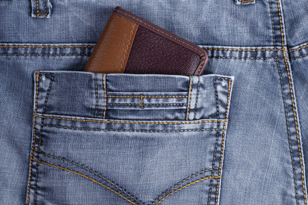 牛仔裤后口袋突出钱包，储蓄或现金存储的安全概念。图片下载