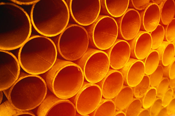 气化或供水用不同直径的黑色金属管和接头。工业背景图片下载