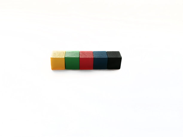 在白色的背景上，彩色的立方体紧密地排列成一排。碑文的空间。图片下载