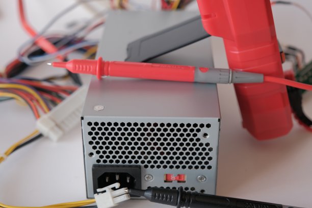 电子产品维修。计算机及其他电子设备的维护和维修。彩色电线和测试引线的背景图片下载