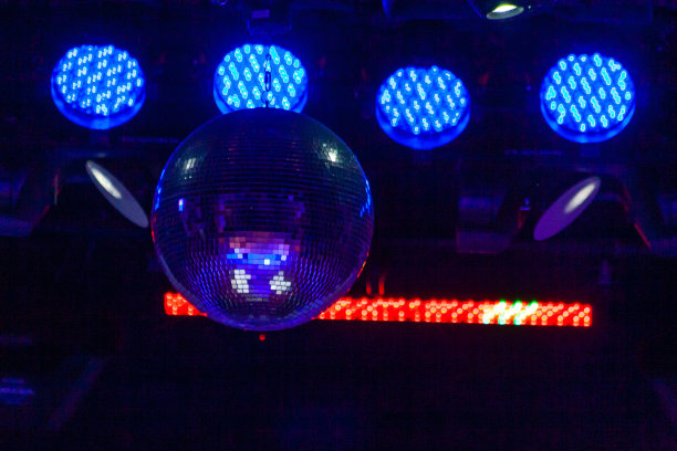 舞台上方的照明设备。用一个镜子球点亮灯笼。图片下载