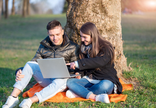 一对穿着休闲服装的漂亮夫妇正在玩得很开心图片下载
