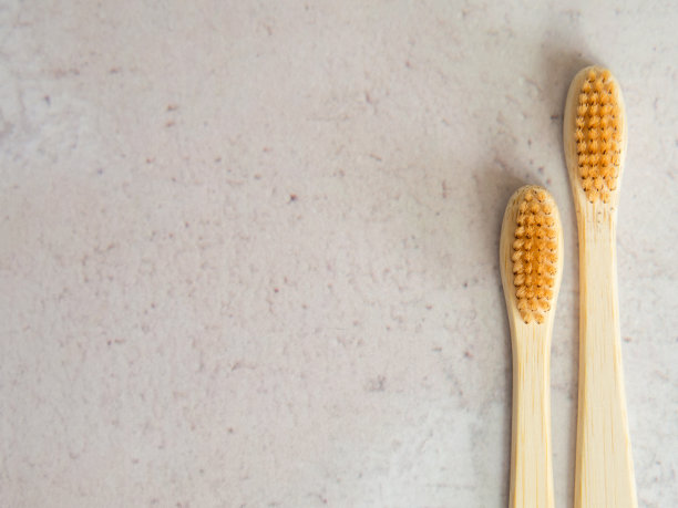 天然的竹子牙刷关闭。牙科保健，无塑料概念。文本的复制空间图片下载