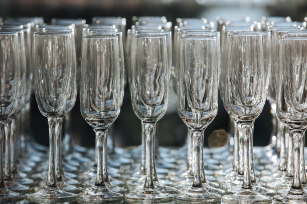 空玻璃透明酒杯放在餐桌上，餐饮背景概念图片下载