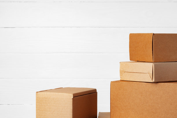 白色木墙的一组纸箱图片下载