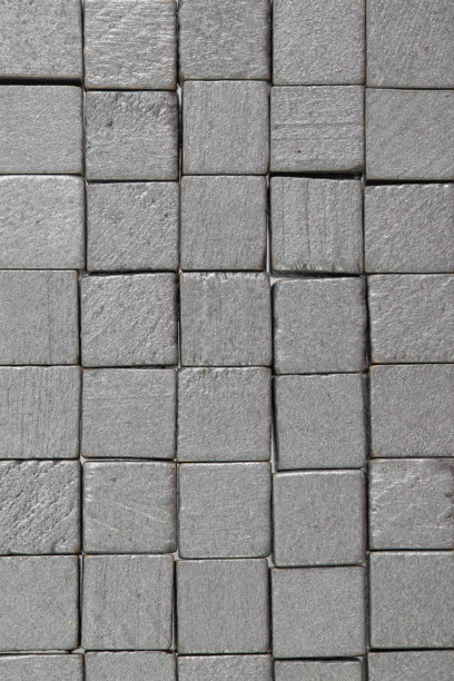 白色背景上涂有银色油漆的木头立方体图片下载