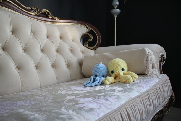 针织的蓝色和黄色玩具章鱼在室内柔和的颜色图片下载