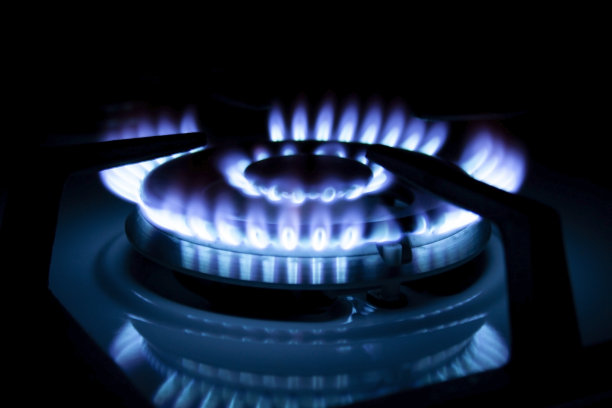 蓝色气体火焰在黑色上。欧洲天然气危机。天然气价格上涨。燃料能源。俄罗斯的天然气。模糊的背景横幅和媒体图片下载