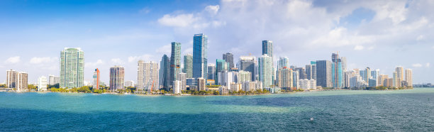 迈阿密天际线明亮，阳光明媚的一天全景图片下载