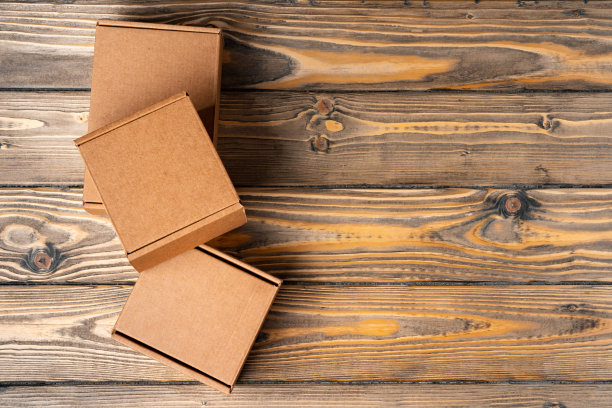 木制背景上的纸箱堆图片下载
