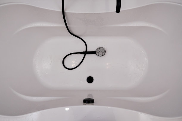 白色亚克力浴缸，带淋浴和水龙头，俯视图图片下载