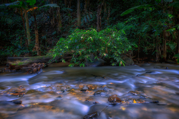 泰国江莱昆昆瀑布，泰国著名景点。使用长时间曝光技术拍摄的照片因此模糊和模糊水面图片下载