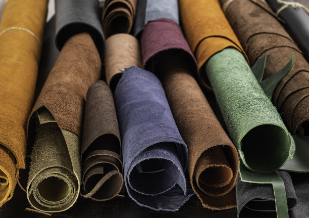 彩色皮革片。制造包、鞋、服装及配件的原材料。图片下载