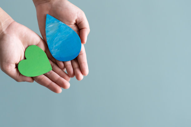 25、手执绿色心滴水理念，节约用水拯救世界。图片下载