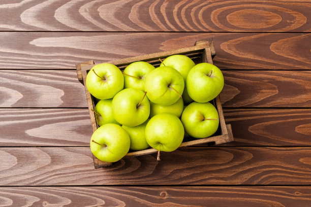 从头顶拍下了木桌上的青苹果图片下载