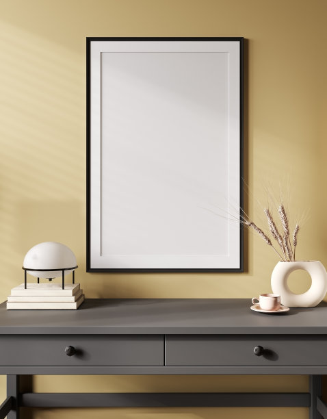 模拟海报框架与家庭装饰在书桌上，黄色的墙壁。三维渲染图片下载