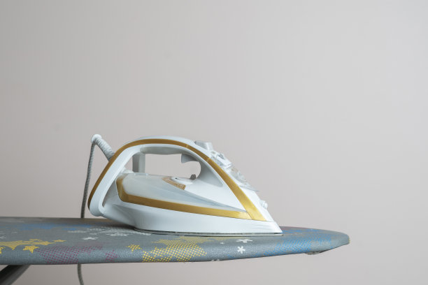 一款家用铁器，孤立在架子上，家居概念图片下载