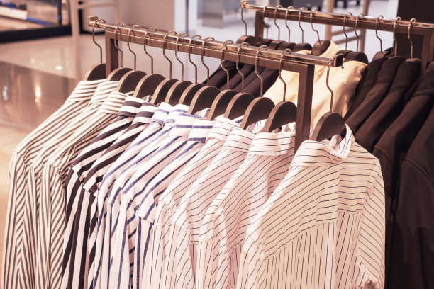 男士正装衬衫挂在商店的衣架上，特写镜头。图片下载