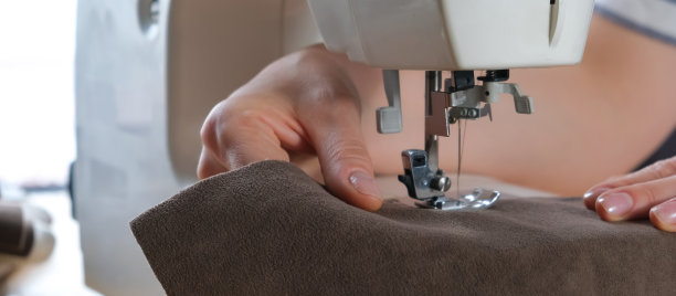 缝纫。回收利用在家手工制作。缝纫机和项目隔离，封锁。爱好,冥想,零浪费,回收利用。女孩在缝纫机上缝衣服回家，生态，缝纫背景图片下载