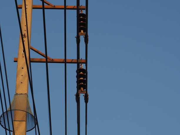 土星和高压线对抗天空图片下载