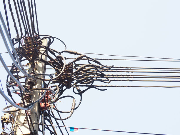 土星和高压线对抗天空图片下载