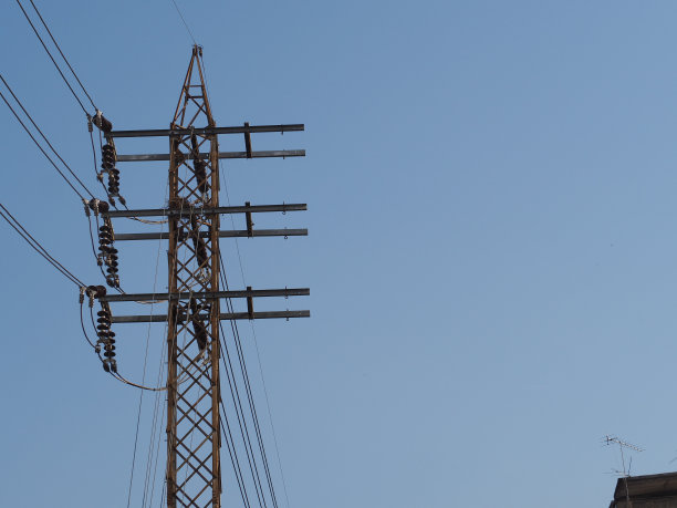 土星和高压线对抗天空图片下载