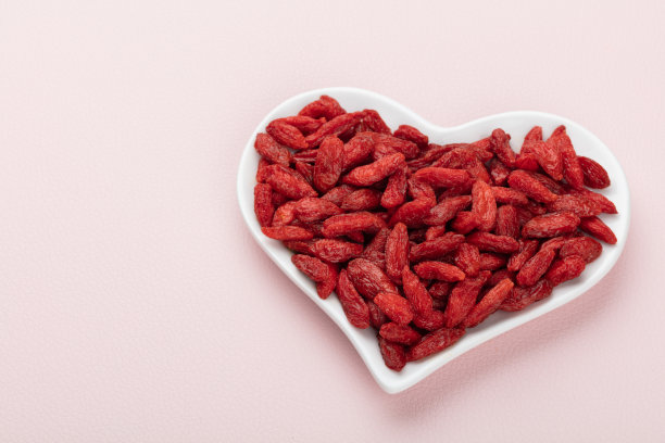 枸杞浆果孤立在白色背景上。图片下载