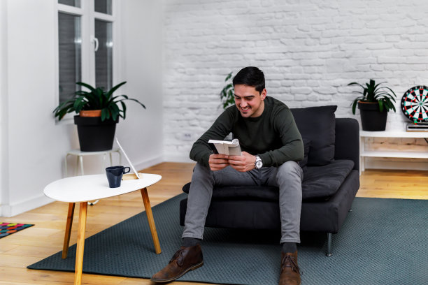 阅读的人。文学流派的概念。图片下载