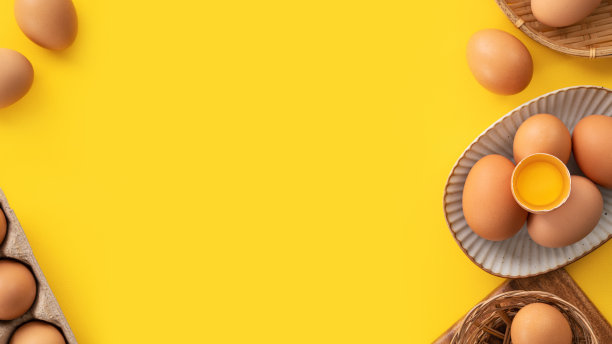 新鲜的棕色鸡蛋孤立在黄色的桌子背景上。图片下载