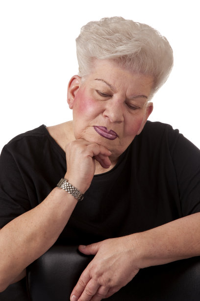 老女人带着悲伤的眼神图片下载