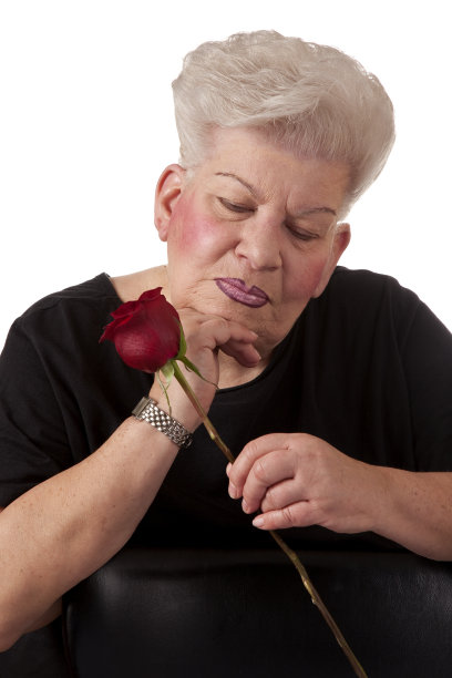 老女人带着玫瑰和悲伤的眼睛图片下载