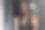 生活方式的人。一个美丽的女人享受她的室内微笑的女性肖像。女孩正在用酒杯喝香槟。开瓶的人。图片下载