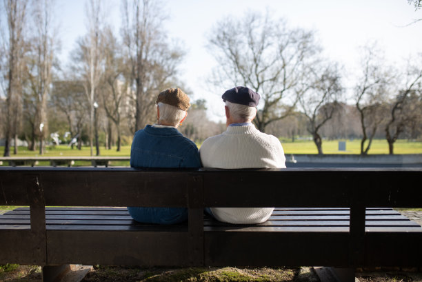 老夫妇平静地坐在长椅上的背影图片下载
