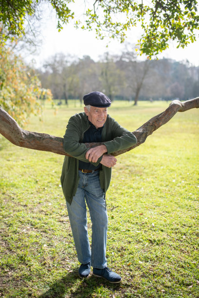 老人在公园树下休息的照片图片下载