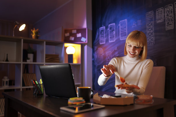 女人加班吃披萨图片下载