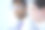 两名实验室工作人员从储存设施中取出样本的照片图片下载