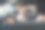 微笑的汽车销售员，检查他的客户是否满意图片下载