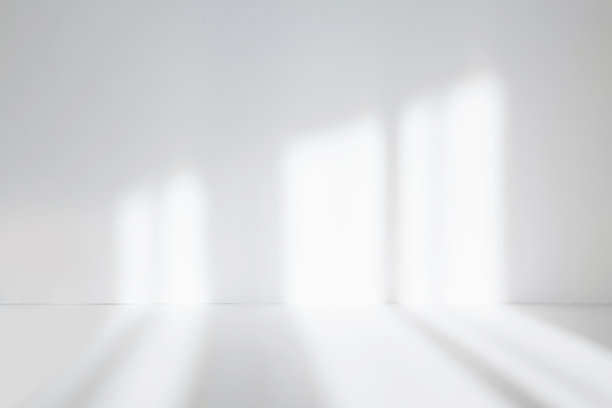 摘要白色工作室背景的产品介绍。空荡荡的房间，窗户的阴影。用模糊的背景显示产品。软焦点图片下载