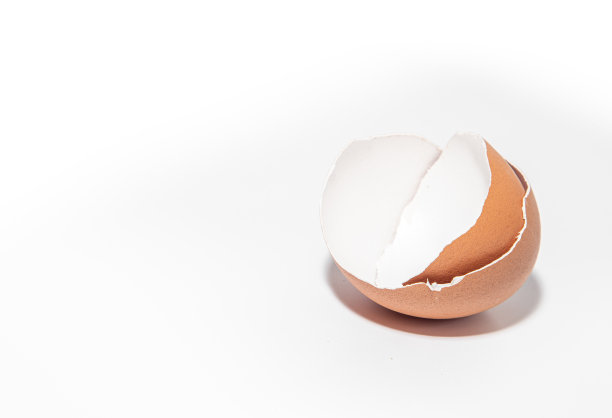 蛋壳。木桌上的蛋壳。工作室拍摄图片下载