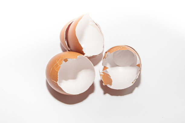 蛋壳。木桌上的蛋壳。工作室拍摄图片下载