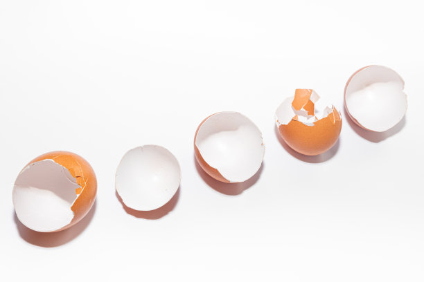 蛋壳。木桌上的蛋壳。工作室拍摄图片下载