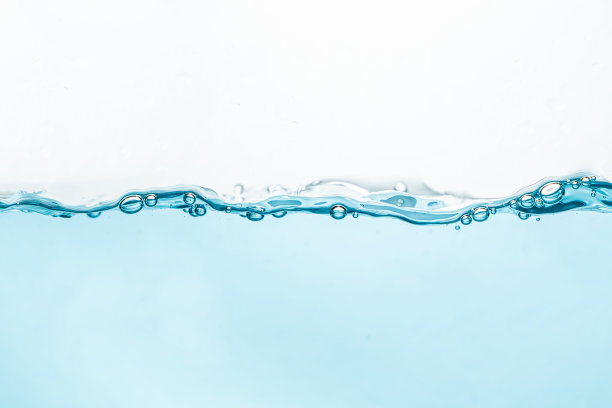 溢出的水滴在地板上孤立的白色背景。图片下载