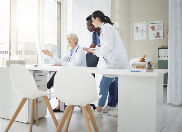 拍摄的是一位资深医生给她的员工培训图片下载